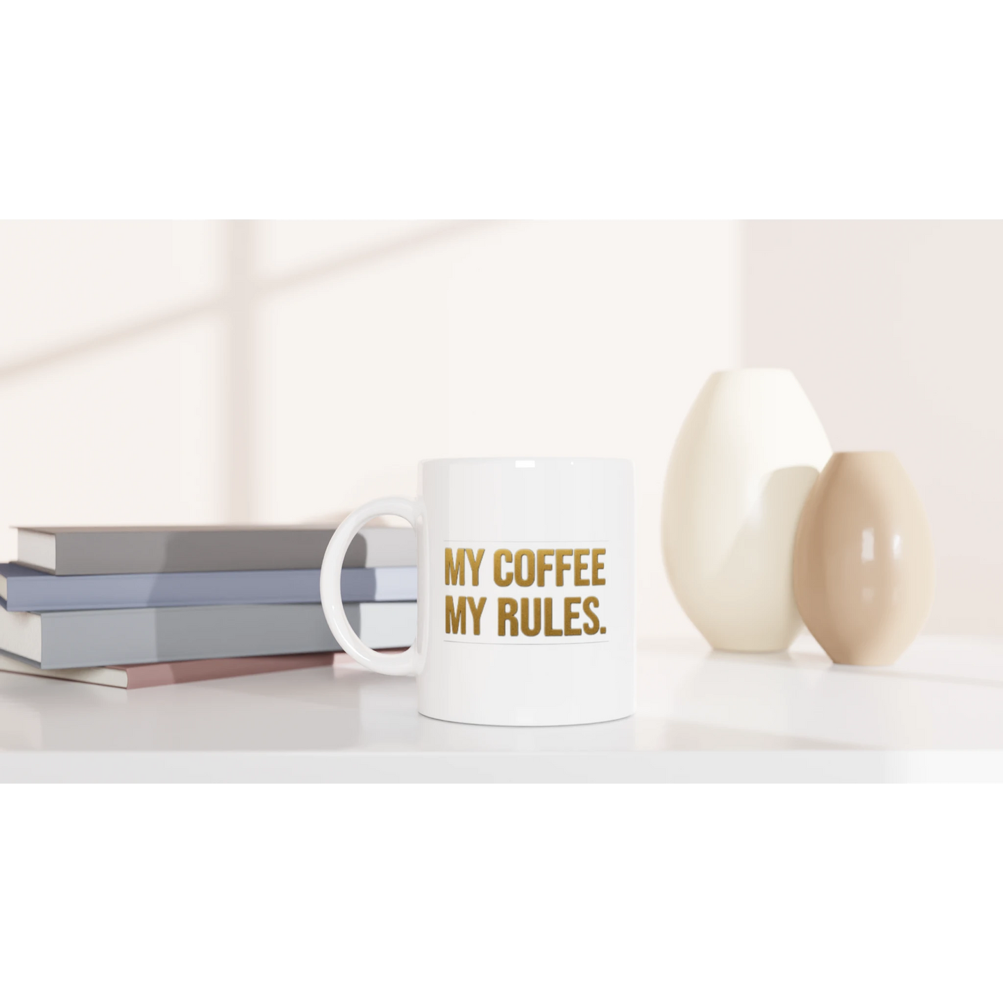 Cană ceramică 325ml „My coffee My rules.” – vedere cu mânerul spre stânga pe un birou