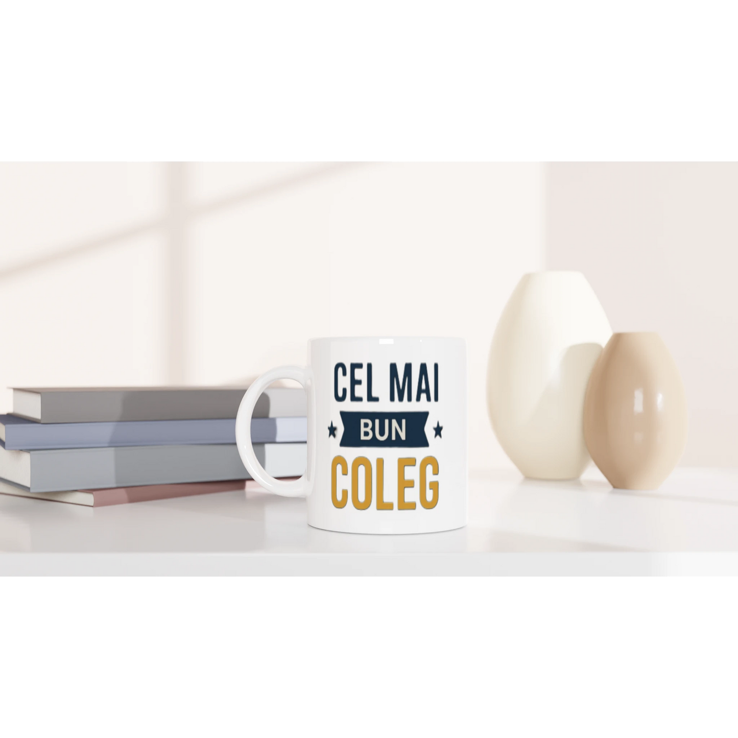 Cană personalizată coleg – cadou pentru coleg așezată pe birou