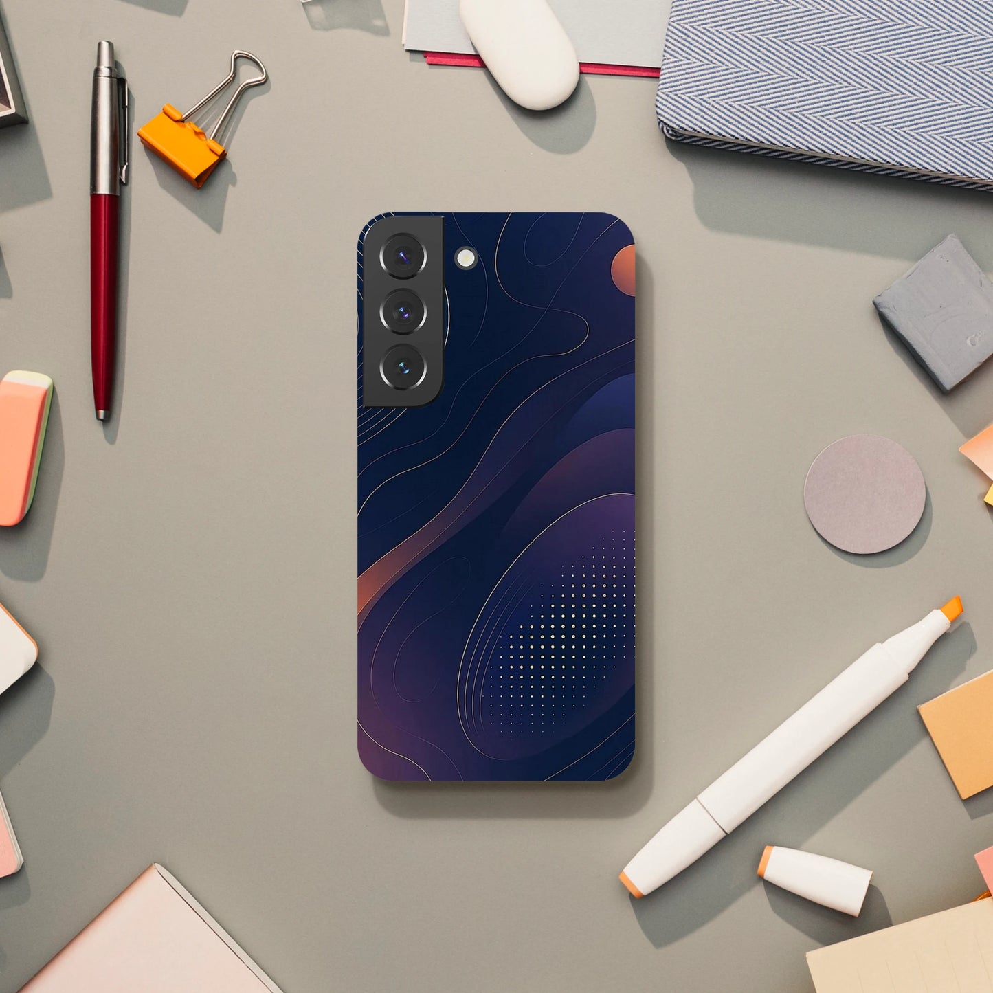 Husă slim Samsung Galaxy S22, design abstract bleumarin cu accente portocalii, vedere spate pe birou