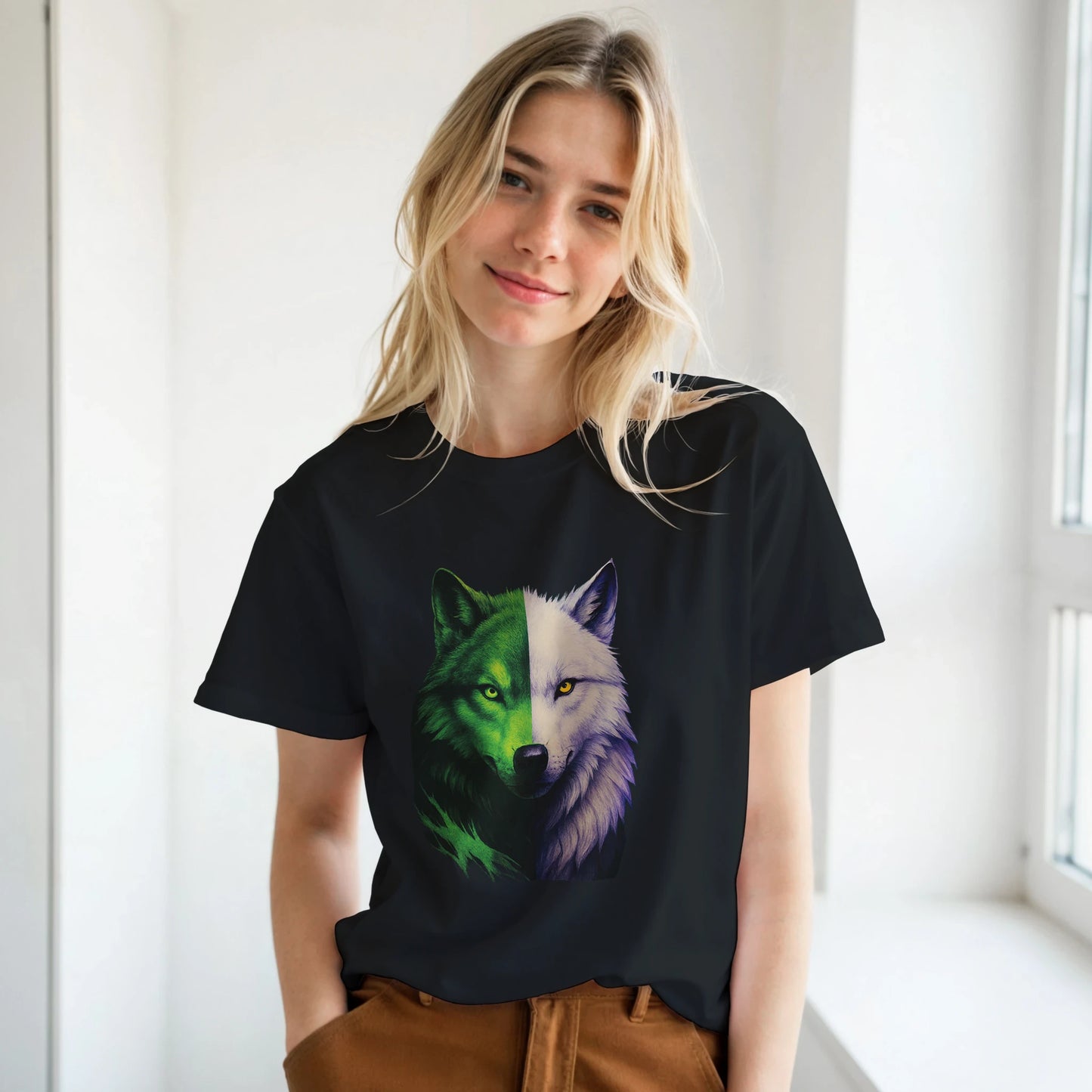 Tricou clasic unisex negru cu lup hibrid, purtat de model fată, vedere frontală
