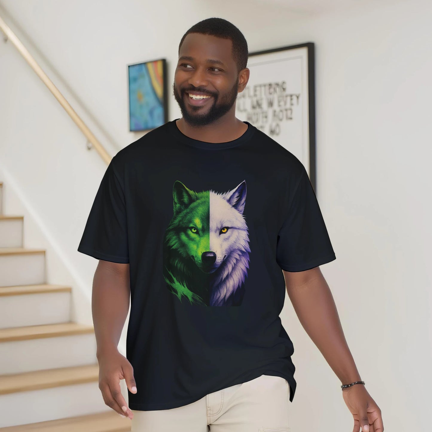 Tricou clasic unisex negru cu lup hibrid, purtat de model băiat, vedere laterală