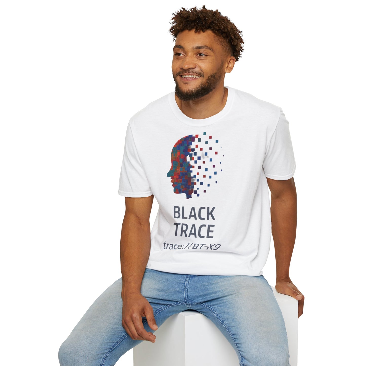 Model purtând tricou unisex alb cu design față digitală scattered