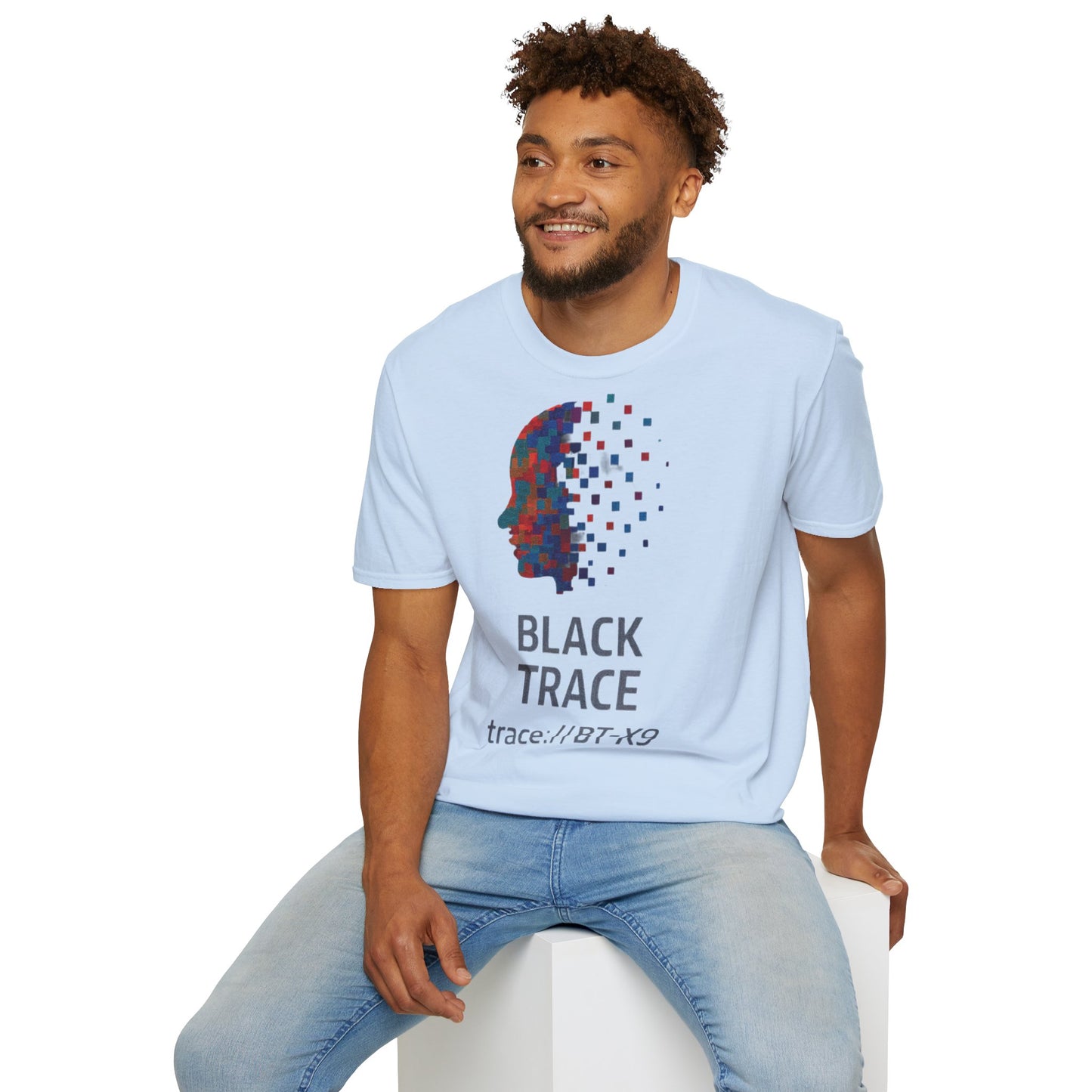Model purtând tricou unisex albastru deschis cu design față digitală scattered
