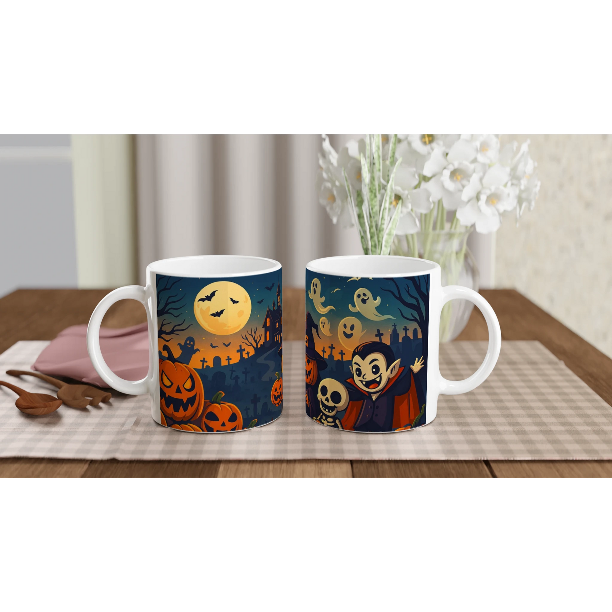 Două căni ceramice 325ml cu design Halloween Trick-or-Treat, așezate una lângă alta pe fundal alb