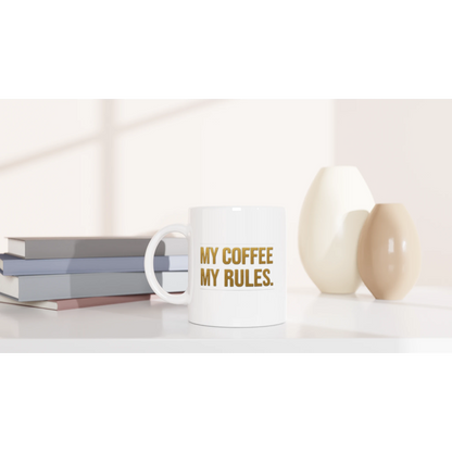 Cană ceramică 325ml „My coffee My rules.” – vedere cu mânerul spre stânga pe un birou