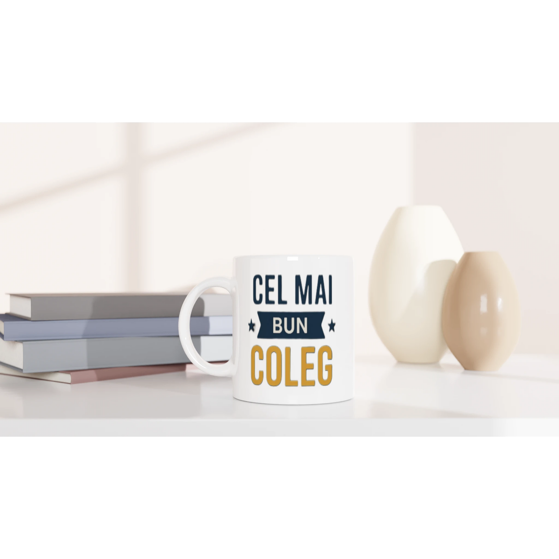 Cană personalizată coleg – cadou pentru coleg așezată pe birou