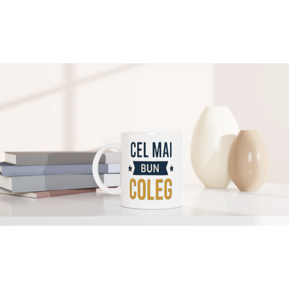 Cană personalizată coleg – cadou pentru coleg așezată pe birou