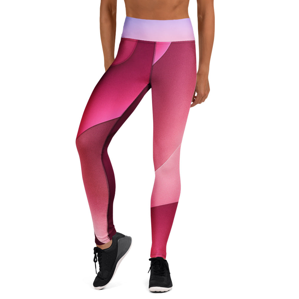 Model poartă colanți yoga cu imprimeu abstract roșu, detaliu talie înaltă