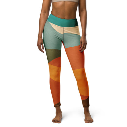 Model poartă colanți yoga cu design peisaj abstract, detaliu talie înaltă