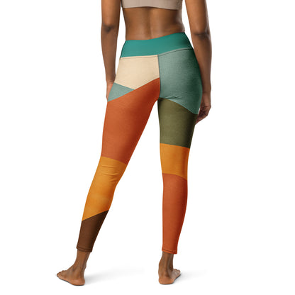 Model poartă colanți yoga cu design peisaj abstract, vedere spateProduct mockup