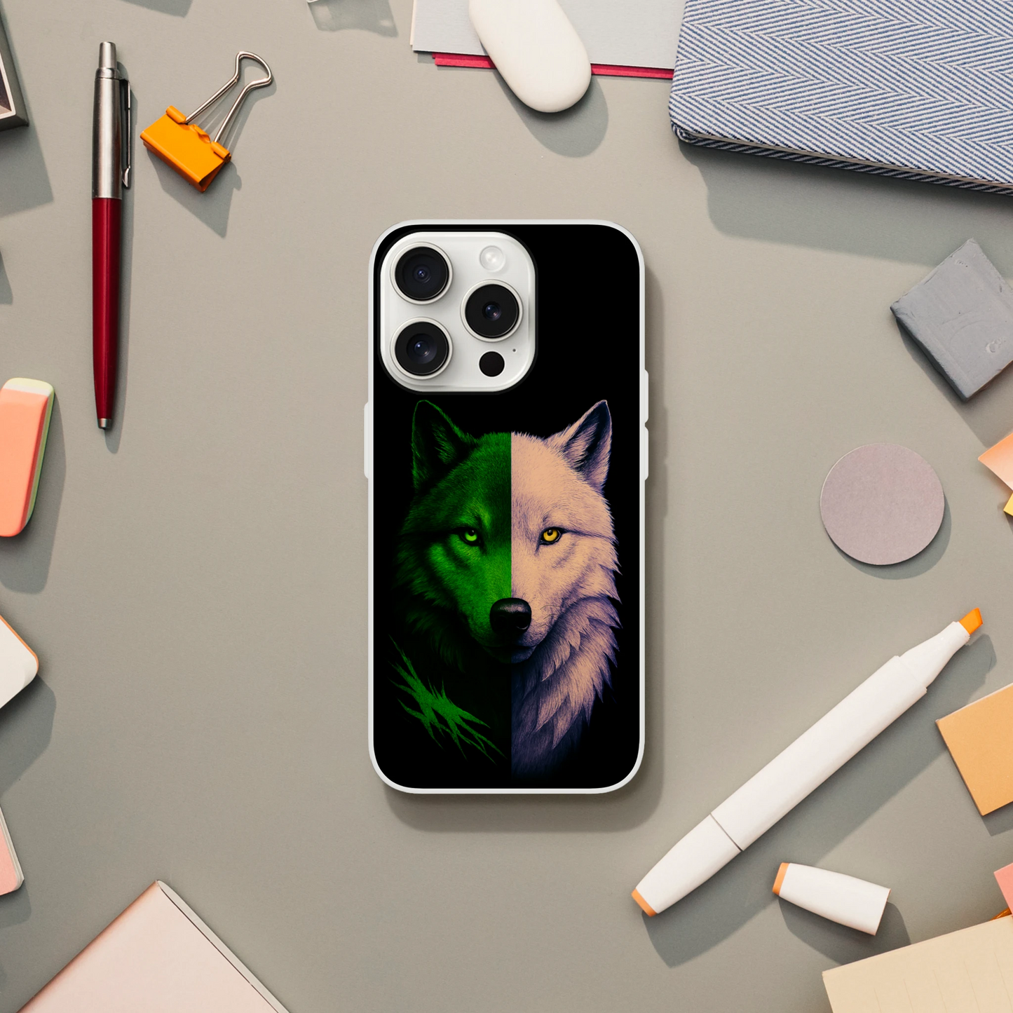 Husă iPhone 15 Pro cu design lup hibrid verde și alb, telefon cu fața în jos pe birou