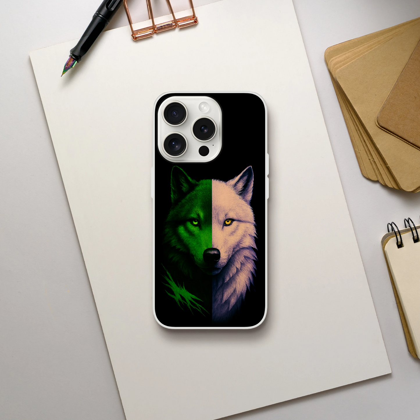 Husă iPhone 15 Pro cu design lup hibrid verde și alb, vedere spate pe birou