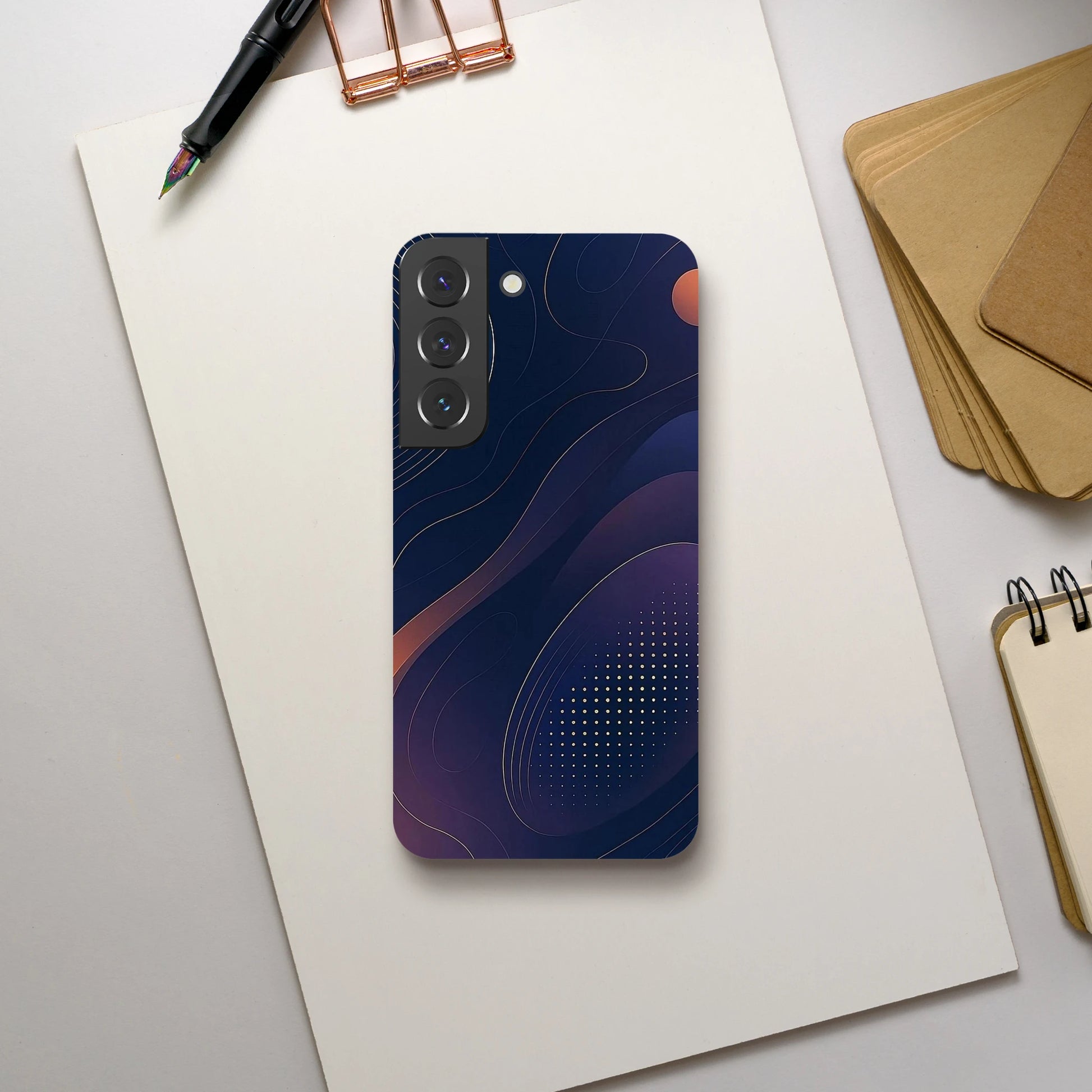 Husă slim Samsung Galaxy S22, design abstract bleumarin cu accente portocalii, telefon pe birou cu fața în jos