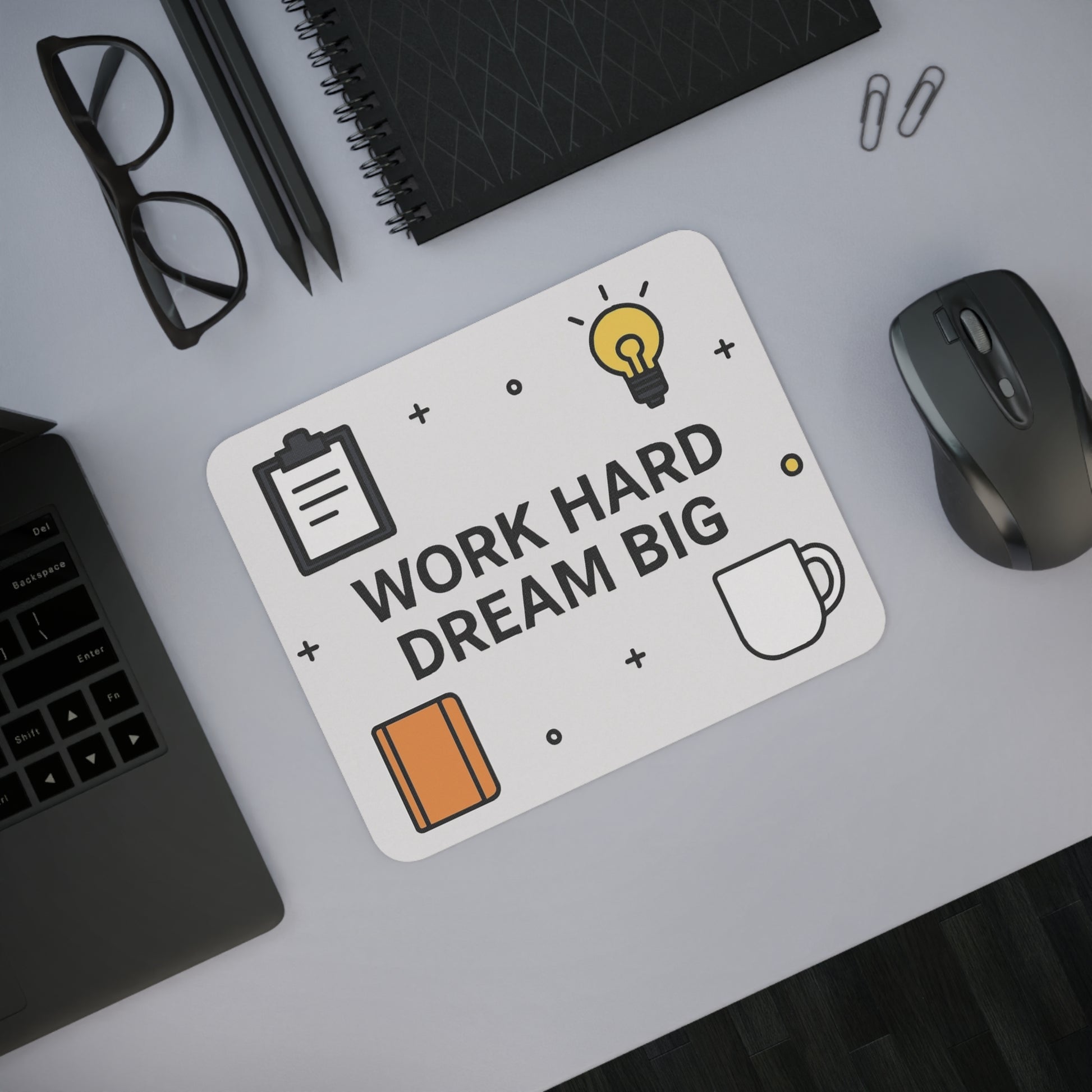Mouse pad FocusFuel Office Edition pe birou, design minimalist cu mesaj WORK HARD DREAM BIG