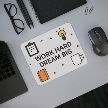 Mouse pad FocusFuel Office Edition pe birou, design minimalist cu mesaj WORK HARD DREAM BIG