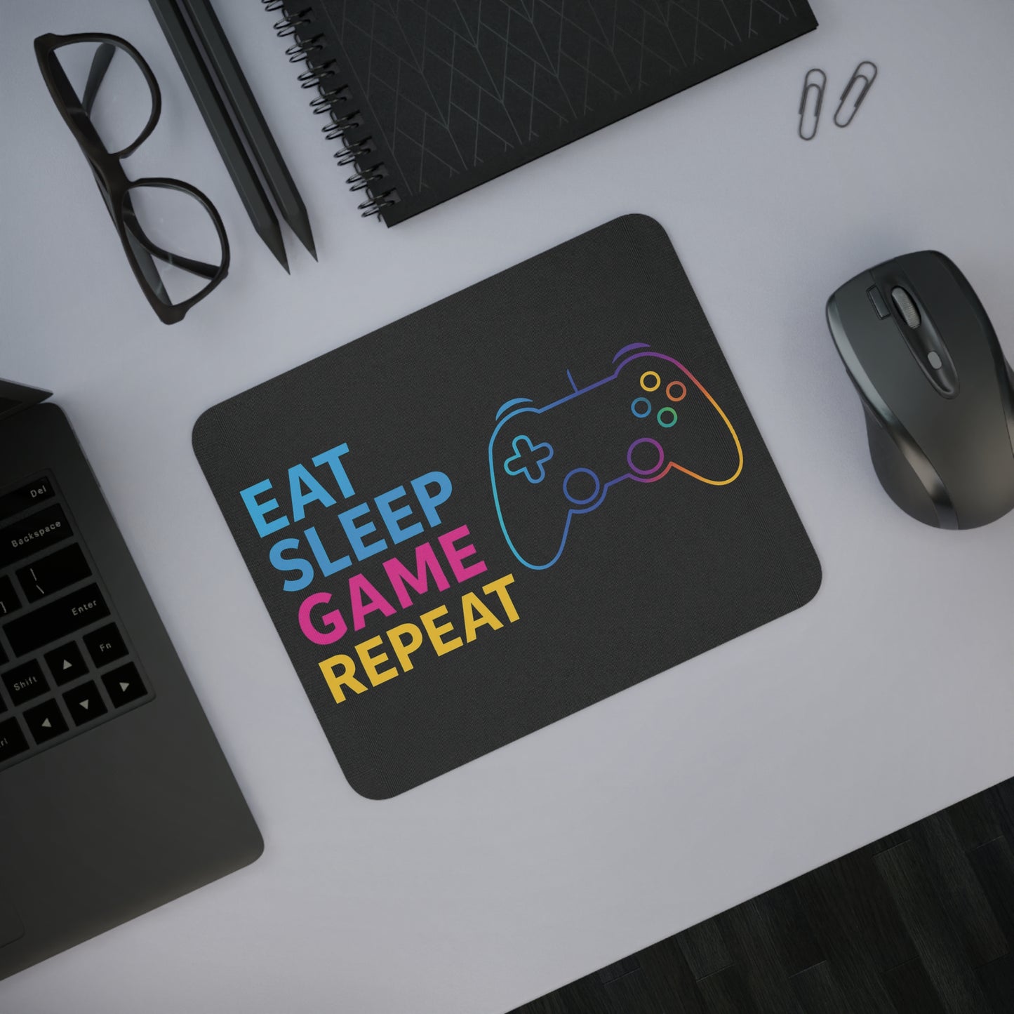 Mouse pad Neon Grind Gamer Edition pe birou, design neon EAT SLEEP GAME REPEAT cu gamepad