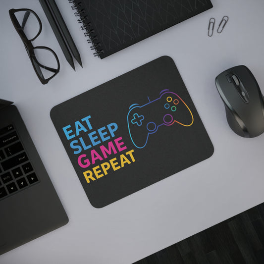Mouse pad Neon Grind Gamer Edition pe birou, design neon EAT SLEEP GAME REPEAT cu gamepad