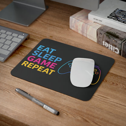 Mouse pad Neon Grind Gamer Edition pe birou, alt unghi, design neon EAT SLEEP GAME REPEAT