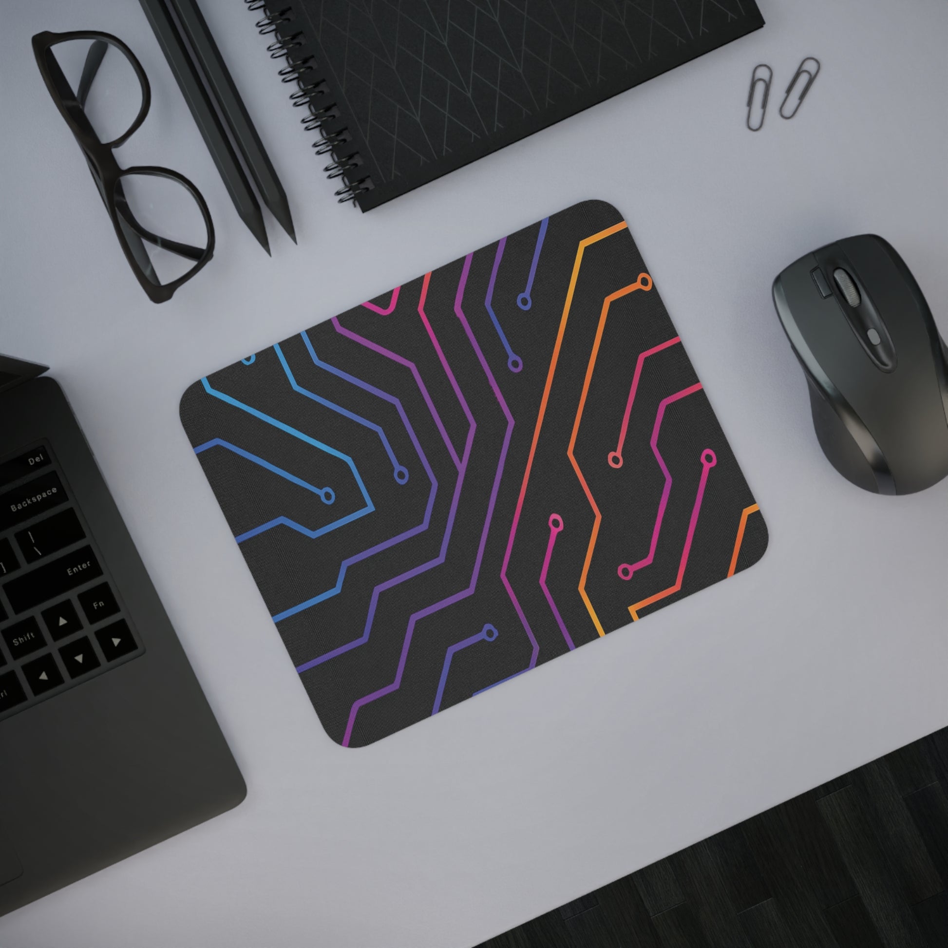 Mouse pad Wired Energy pe birou, design futurist cu circuite colorate