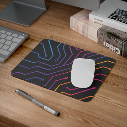 Mouse pad Wired Energy pe birou, alt unghi, design futurist cu circuite colorate