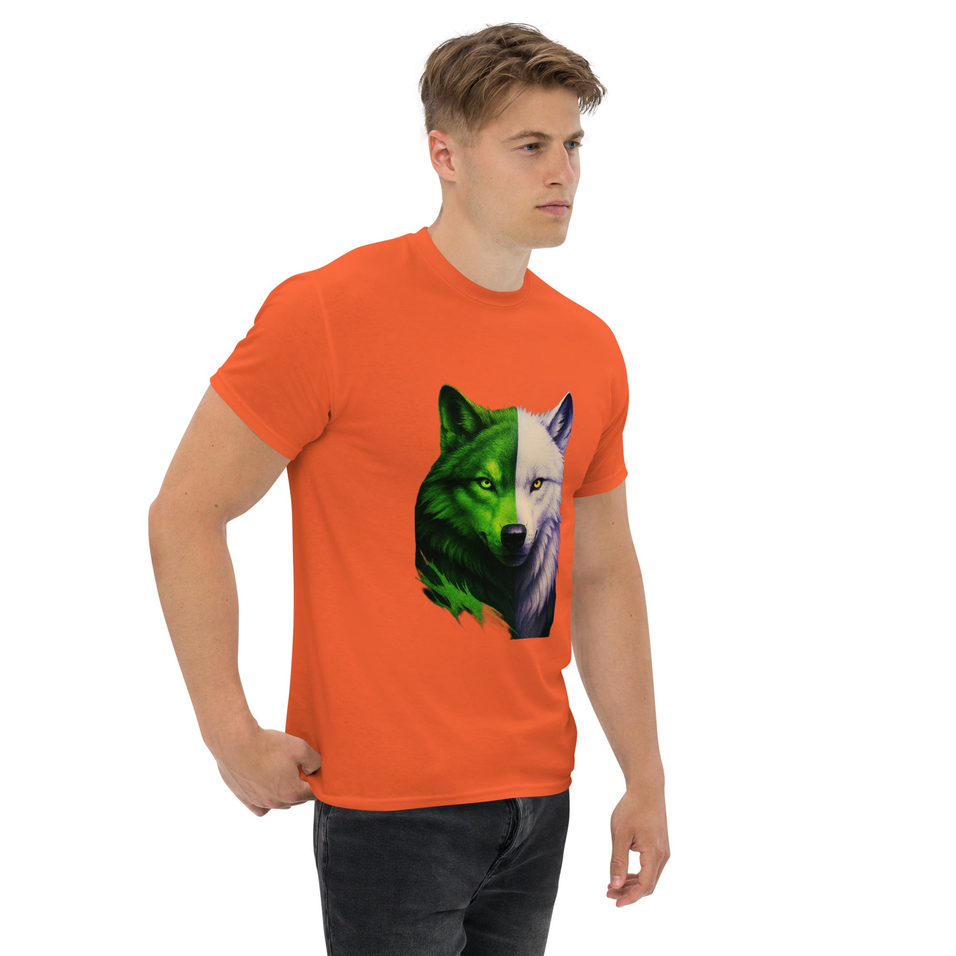 Tricou clasic unisex portocaliu cu lup hibrid, vedere laterală pe model