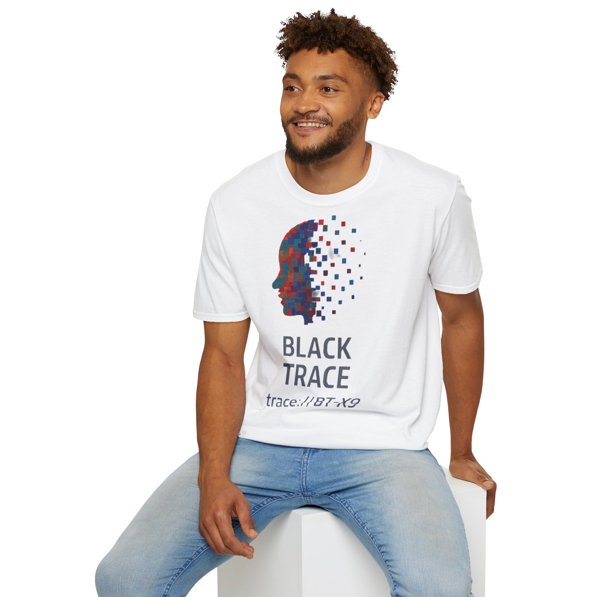 Model purtând tricou unisex alb cu design față digitală scattered