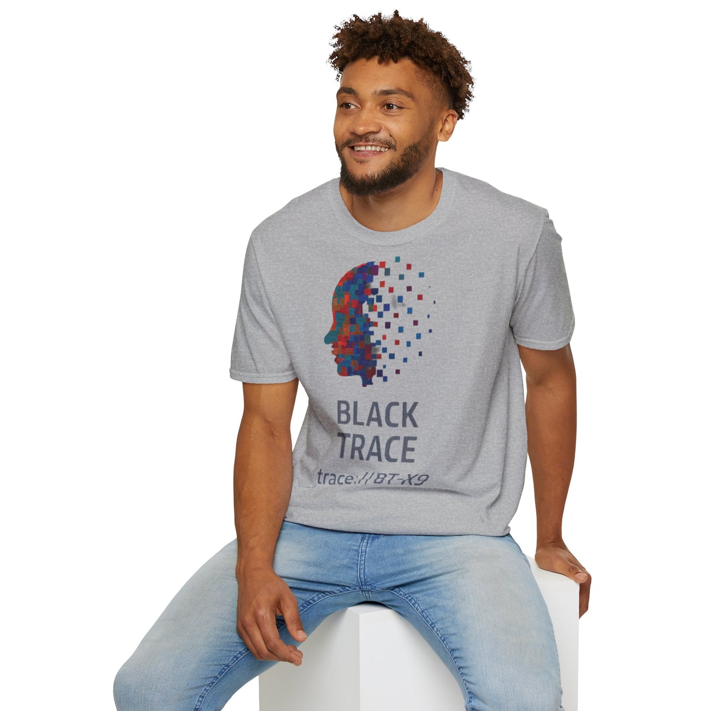Model purtând tricou unisex gri cu design față digitală scattered